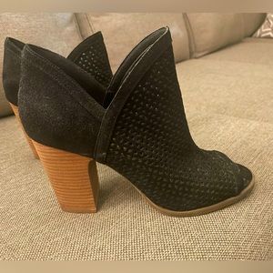 Lucky Brand Larise Perforated Bootie, Black, size 10/40